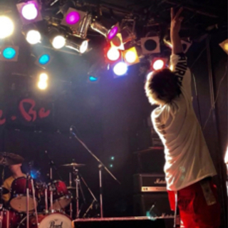 バンド又は一緒に路上ライブなどできる人がいれば嬉しいです