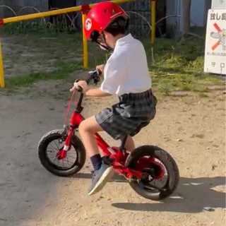 自転車　幼児　子供　　赤　ヘルメット有　USEDの画像