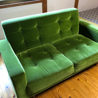 レトロな感じの2人掛けソファ グリーン