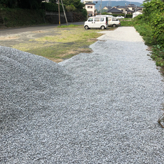 砂利を駐車場に撒くの手伝ってほしいです！