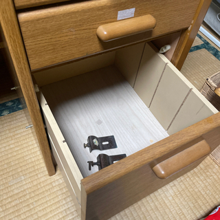 茶色の学習机の画像
