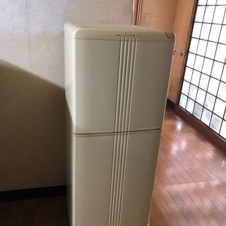 ◆2ドア冷蔵庫 一人暮らし程度の小型です。