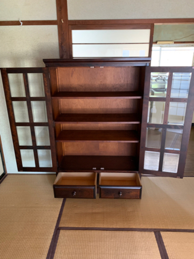 観音開きの収納棚。