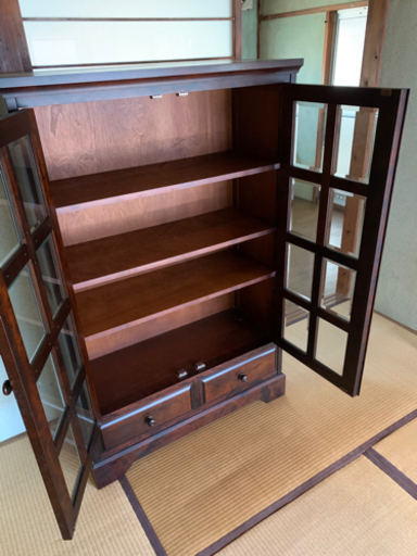 観音開きの収納棚。