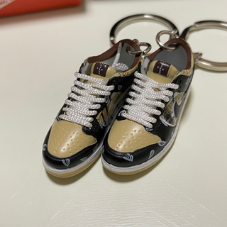 スニーカーキーホルダーTRAVIS SCOTT DUNK LOW左右セットの画像