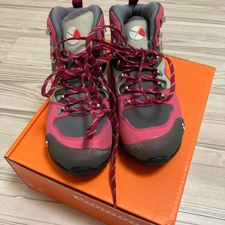 トレッキングシューズ23.5cmと靴下の画像