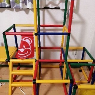 プラスチックのジャングルジムです。