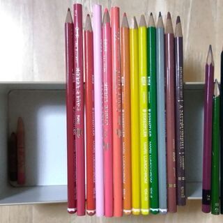 色鉛筆70色 ＋ 黒鉛筆2Ｂ,B,HB,H,2Hの画像