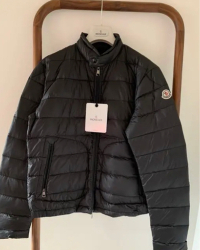 モンクレール ライトダウン 新品未使用