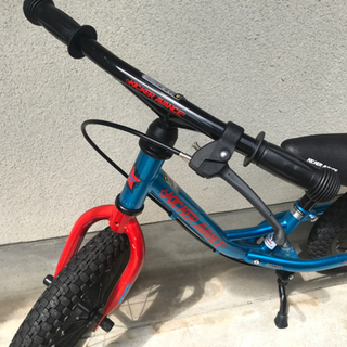 キックバイク キッズ用 アサヒ自転車 バランスバイク ブレーキ付き 赤×青 定価1万5000円 kicker avanceの画像