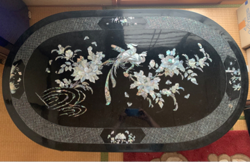 テーブル貝殻で花とぐじゃく