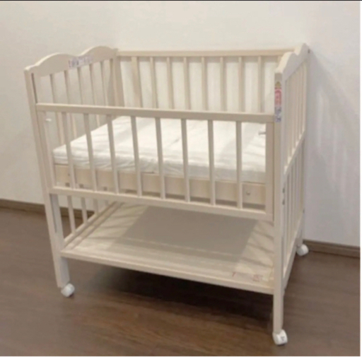 ※譲渡先が決まりました※ 【美品】カトージ　白ベビーベッド　マットレス付き