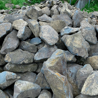 和モダン ガーデンロック　ブラック×グレー 砂岩 庭石 池作り 石垣 ガーデニングDIYの画像