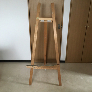 絵画用のイーゼルの画像