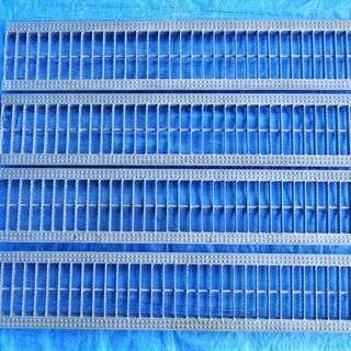 中古 グレーチング４枚（長さ４m） 150mmＵ字溝用 T-2荷重 ノンスリップタイプの画像