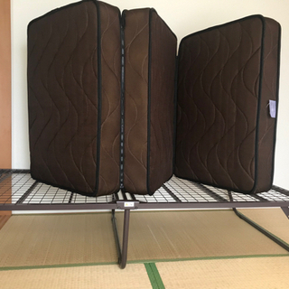 折り畳みシングルベッドと折り畳みマット