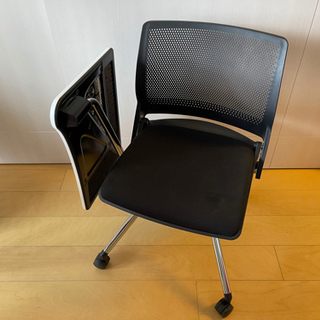 オカムラ 会議椅子 サイドテーブル付きの画像