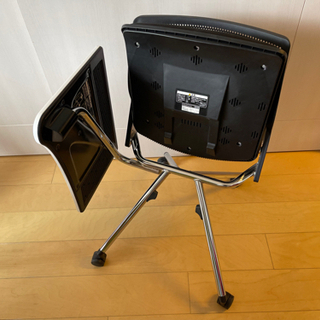 オカムラ 会議椅子 サイドテーブル付きの画像