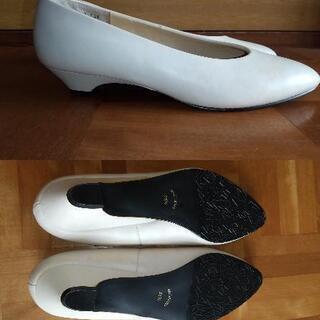 本革　白パンプス　25.5cm　ヒール3cm　難ありの画像