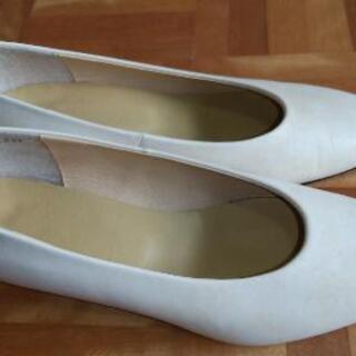 本革　白パンプス　25.5cm　ヒール3cm　難ありの画像
