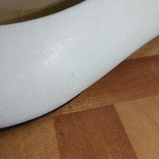 本革　白パンプス　25.5cm　ヒール3cm　難ありの画像