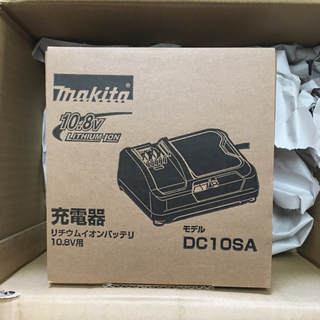 Makita 充電器　DC10SA 10.8V用