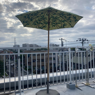 屋外用南国風パラソルとスタンドのセットの画像