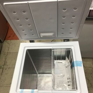 【店頭お渡し】　未使用2020年製　コンパクトチェストフリーザー（100L上開き冷凍庫）　アイリスオーヤマ　ICSD-10A-Wの画像