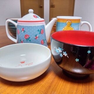 食器セット（丼×２、マグカップ、小皿、お椀、グラス、ティーポット）の画像