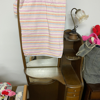 ドレッサー、椅子付きの画像