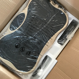 【新品未使用】振動マシン 新3D振動 ぶるぶるマシン 振動調節99段階 音楽プレイヤー機能 スピード調整可能 フィットネスマシン エクササイズバンド付き 全身振動の画像