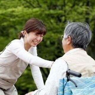 ＼接客経験が活かせる／ゆくゆくは正社員も◎40~50代ミドル活躍！介護STAFFの画像