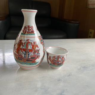 新品　木箱入り有田焼　徳利2本　おちょこ5個
