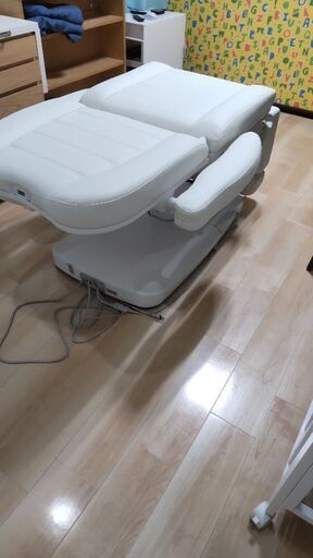 エステ用ベッド　電動