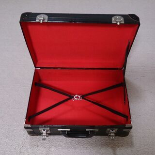 黒色トランクケースの画像