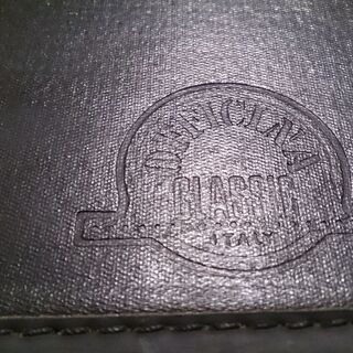 黒色トランクケースの画像