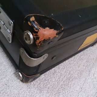 黒色トランクケースの画像