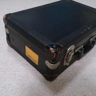 黒色トランクケースの画像