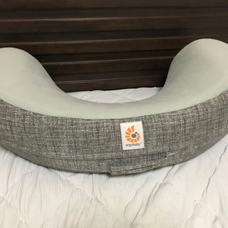 Ergobaby ナーシングピロー  授乳クッション　グレー
