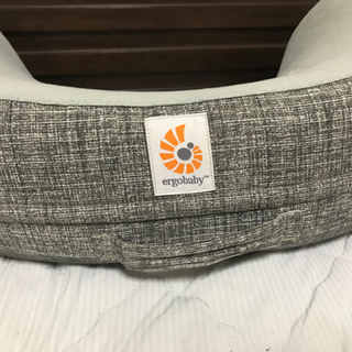 Ergobaby ナーシングピロー  授乳クッション　グレーの画像