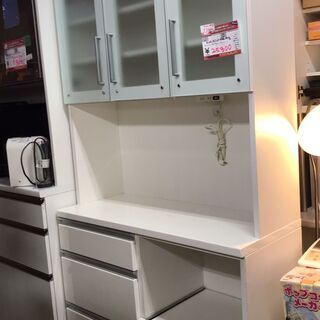 ☆中古 激安！！￥25,800ー＞19800値下！！2口コンセント付き　ホワイトキッチンボード　白色　家具　幅104cmｘ奥行42cmｘ高さ201cm　【BBI039】　