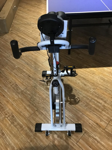 【美品】スピンバイク　トレーニング　筋トレ　有酸素運動　ホワイトレッド