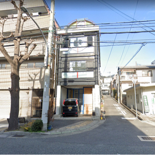 敷地内駐車場付き♫事務所兼倉庫に最適です♫前面道路広々、角地1階...