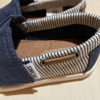 【ほぼ新品】TOMS kidsシューズ　13cmの画像