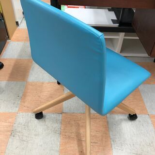 【再値下げしました!!】キャスター付きチェア 水色 W47 ×H69 ×D45  ※クリーニング済みの画像