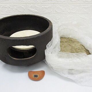 ss2754　眉風炉　茶道具　脚付き　風炉　陶器製　黒　灰付き　...