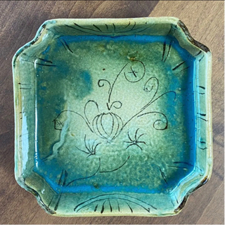 【織部陶】燕居窯 脚付 すみきり角皿の画像