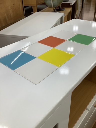 カラータイルがオシャレなキッチンカウンター