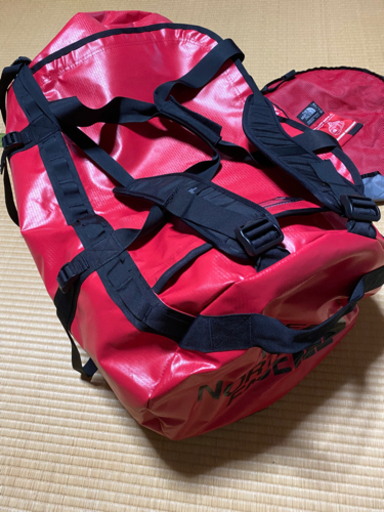 The North Face の大きなバックパック 赤色