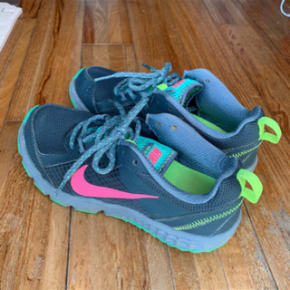NIKE スニーカー　23.5cm